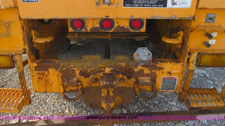 image for item E3661 2001 International 4900 digger derrick truck