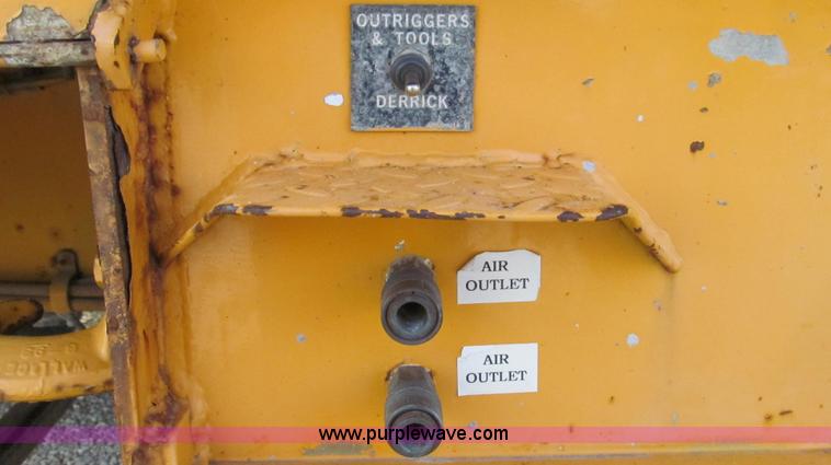 image for item E3661 2001 International 4900 digger derrick truck