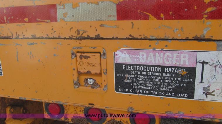 image for item E3661 2001 International 4900 digger derrick truck