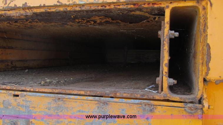 image for item E3661 2001 International 4900 digger derrick truck