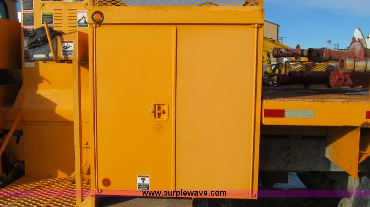 image for item E3661 2001 International 4900 digger derrick truck