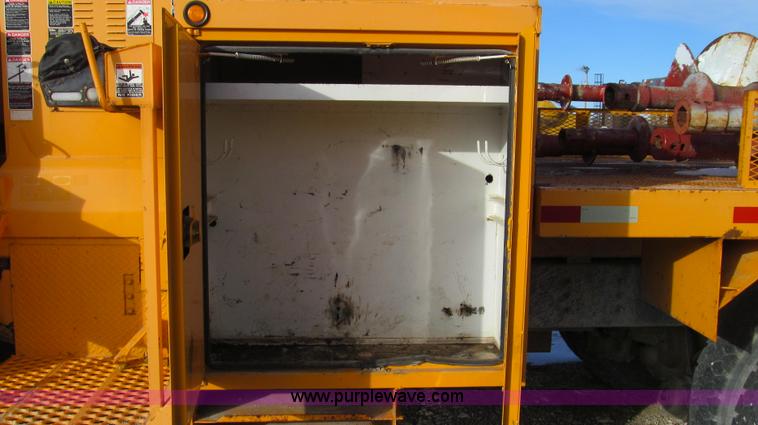 image for item E3661 2001 International 4900 digger derrick truck