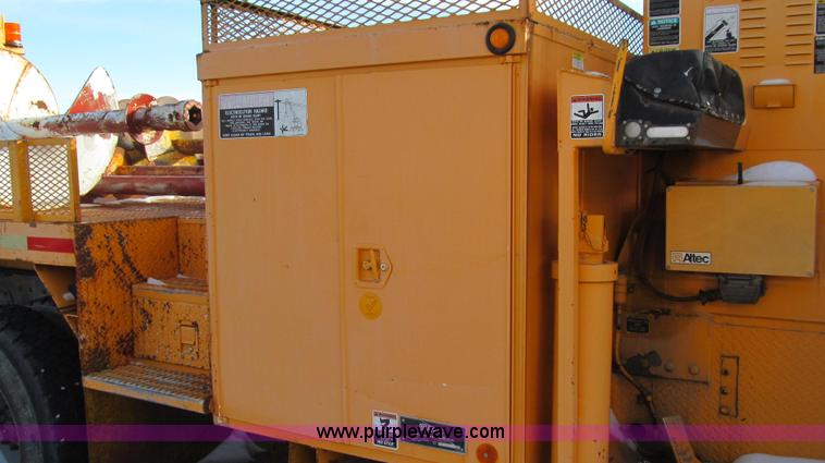 image for item E3661 2001 International 4900 digger derrick truck
