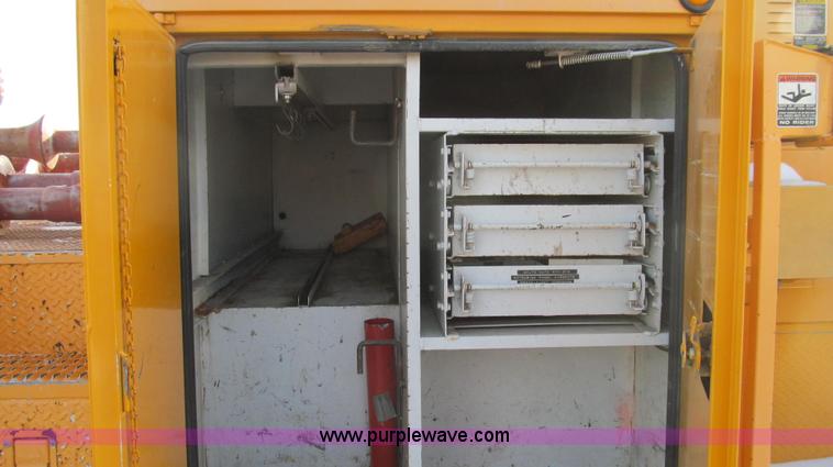 image for item E3661 2001 International 4900 digger derrick truck