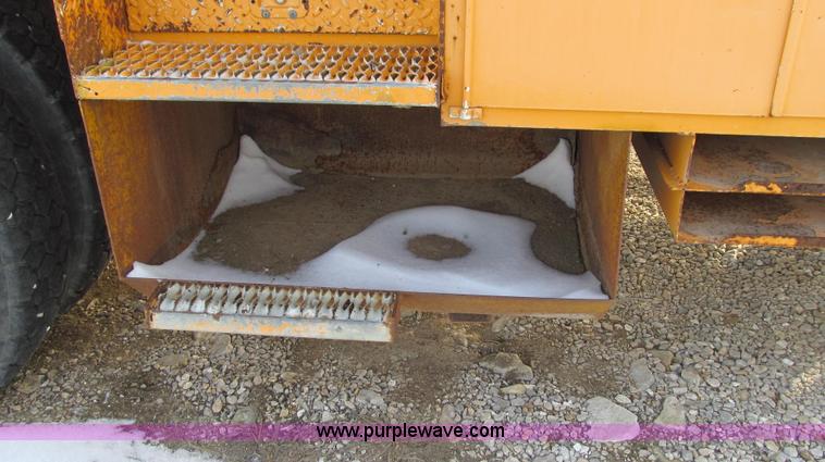 image for item E3661 2001 International 4900 digger derrick truck