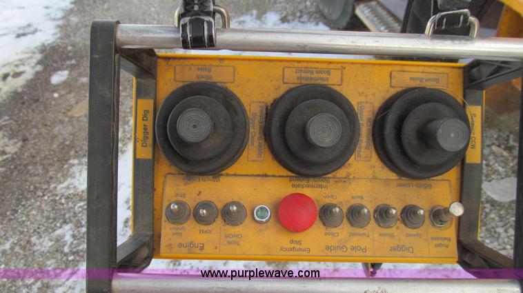 image for item E3661 2001 International 4900 digger derrick truck