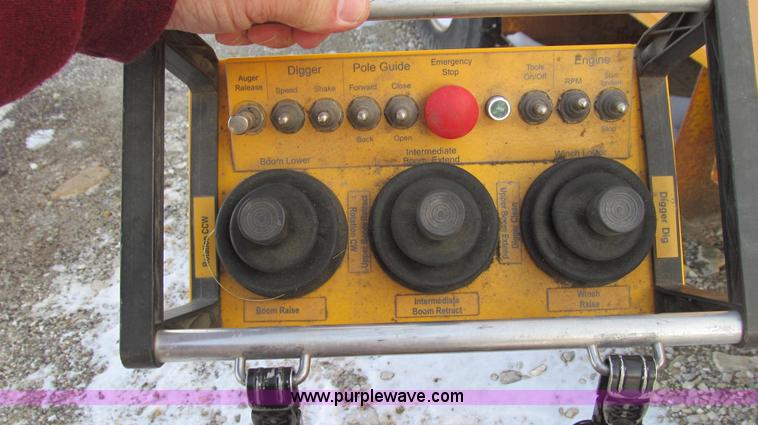 image for item E3661 2001 International 4900 digger derrick truck