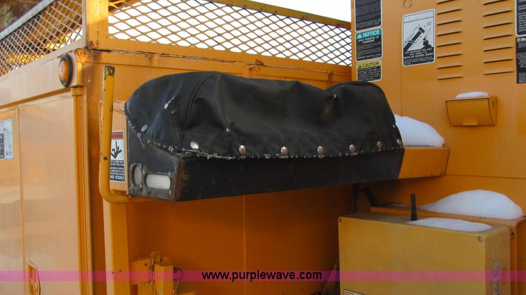 image for item E3661 2001 International 4900 digger derrick truck