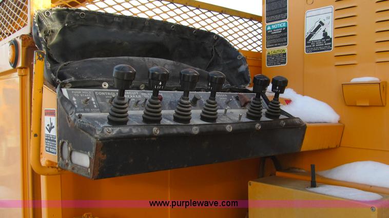 image for item E3661 2001 International 4900 digger derrick truck