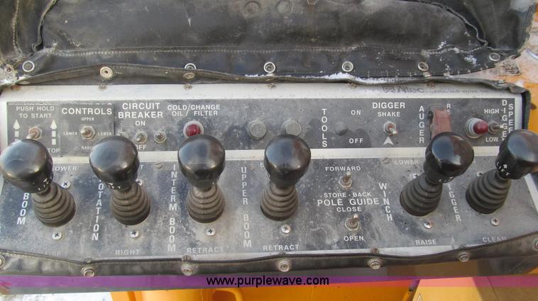 image for item E3661 2001 International 4900 digger derrick truck