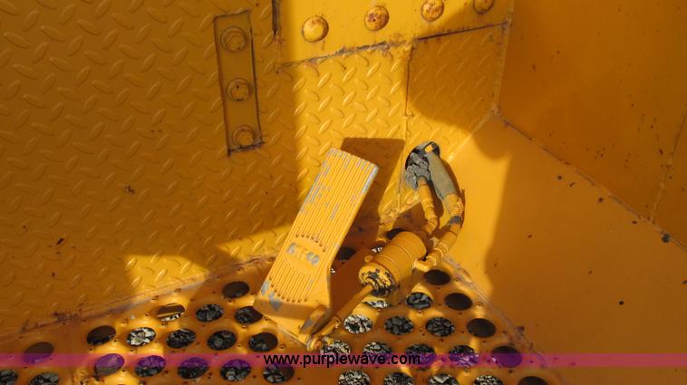 image for item E3661 2001 International 4900 digger derrick truck