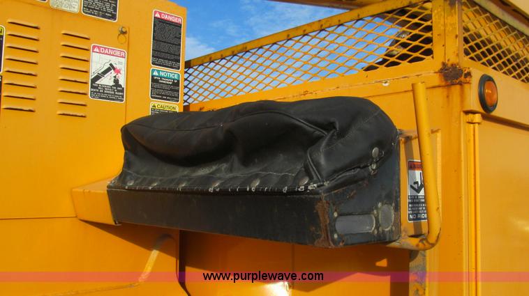 image for item E3661 2001 International 4900 digger derrick truck