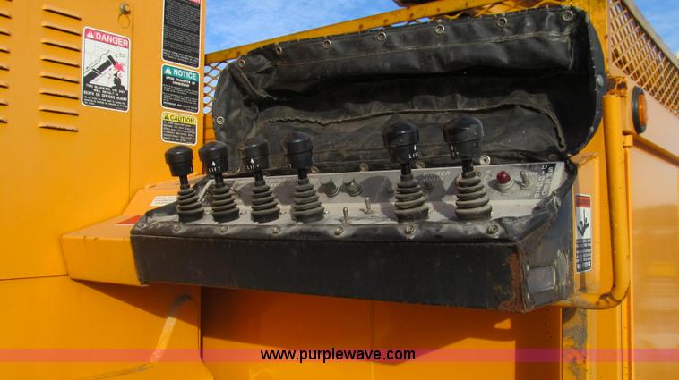 image for item E3661 2001 International 4900 digger derrick truck