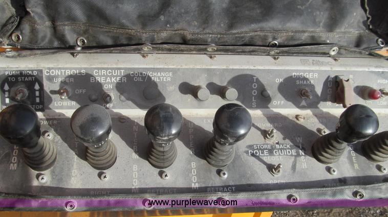 image for item E3661 2001 International 4900 digger derrick truck