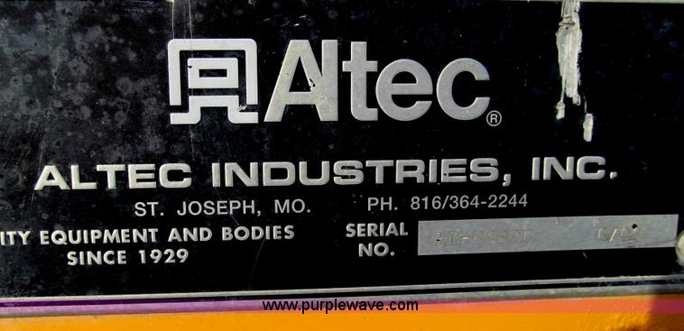 image for item E3661 2001 International 4900 digger derrick truck