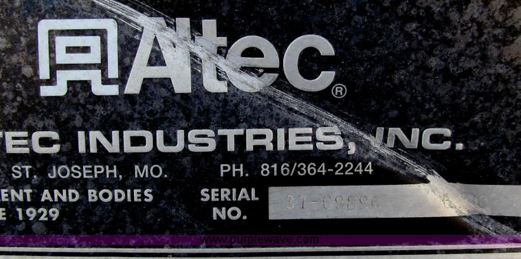 image for item E3661 2001 International 4900 digger derrick truck