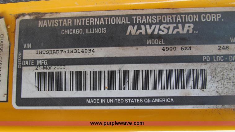 image for item E3661 2001 International 4900 digger derrick truck