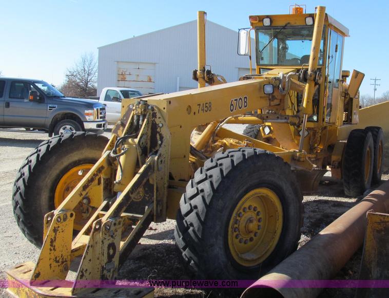 image for item E3672 1992 John Deere 670B motor grader