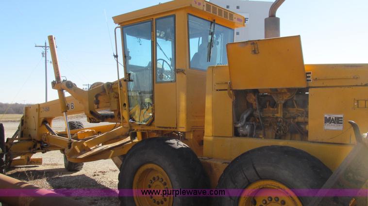 image for item E3672 1992 John Deere 670B motor grader