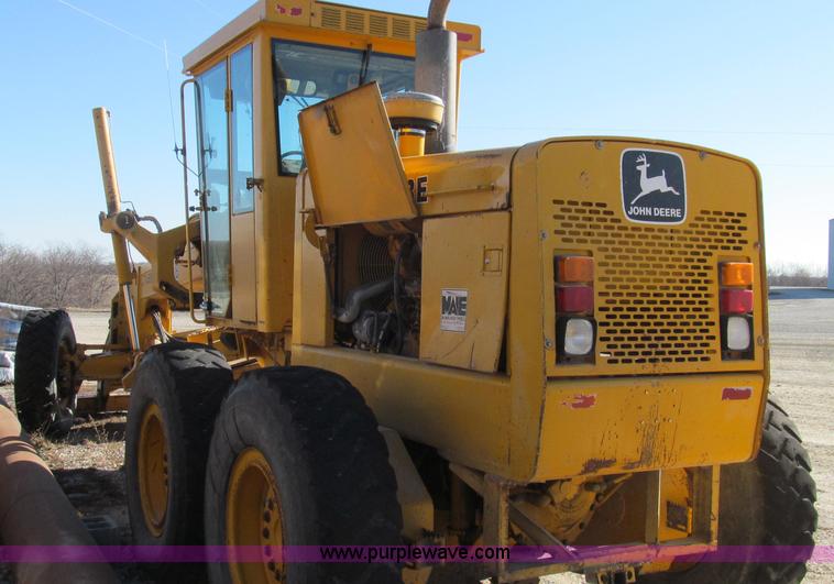 image for item E3672 1992 John Deere 670B motor grader