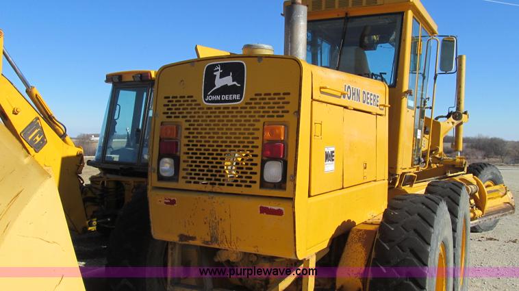 image for item E3672 1992 John Deere 670B motor grader