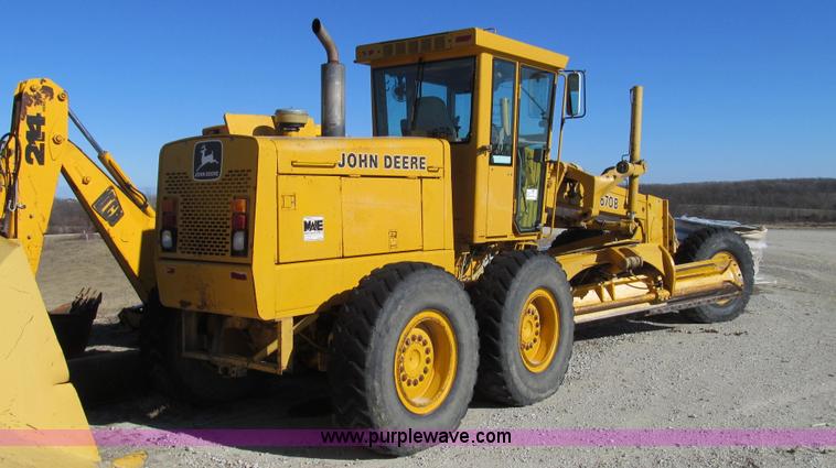 image for item E3672 1992 John Deere 670B motor grader