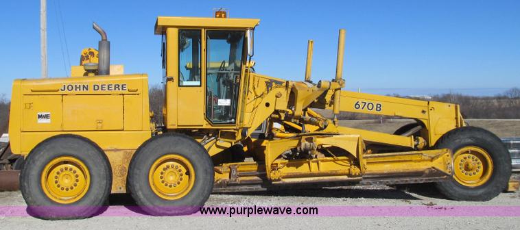 image for item E3672 1992 John Deere 670B motor grader