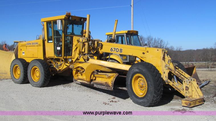 image for item E3672 1992 John Deere 670B motor grader