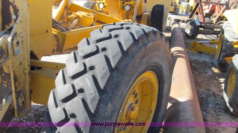 image for item E3672 1992 John Deere 670B motor grader