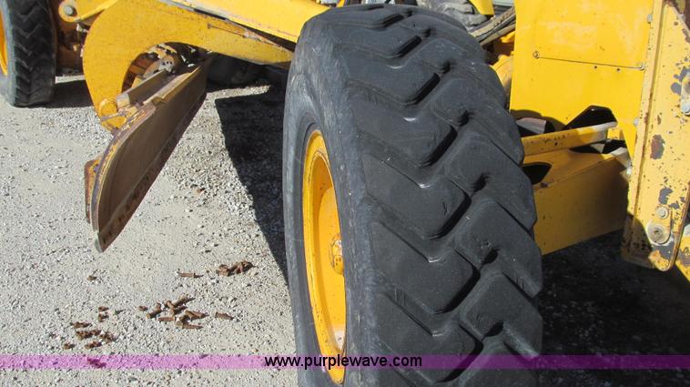 image for item E3672 1992 John Deere 670B motor grader