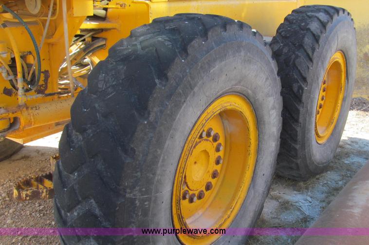 image for item E3672 1992 John Deere 670B motor grader