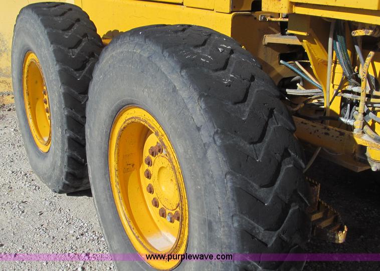 image for item E3672 1992 John Deere 670B motor grader