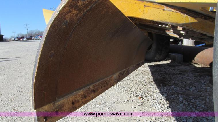 image for item E3672 1992 John Deere 670B motor grader