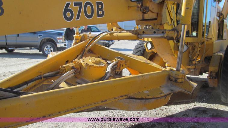image for item E3672 1992 John Deere 670B motor grader