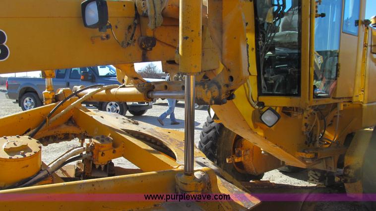 image for item E3672 1992 John Deere 670B motor grader