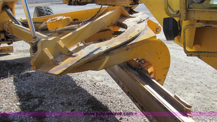 image for item E3672 1992 John Deere 670B motor grader