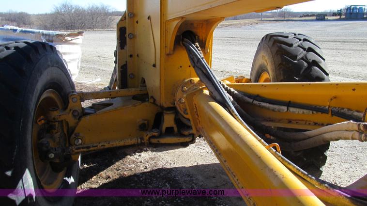 image for item E3672 1992 John Deere 670B motor grader