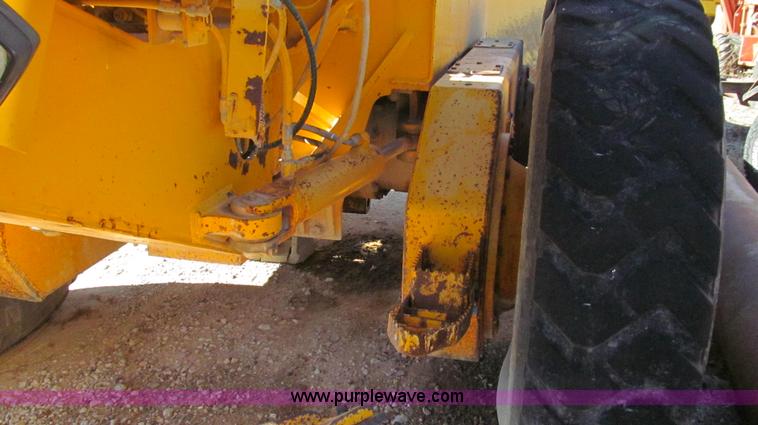 image for item E3672 1992 John Deere 670B motor grader