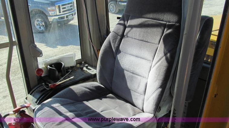 image for item E3672 1992 John Deere 670B motor grader