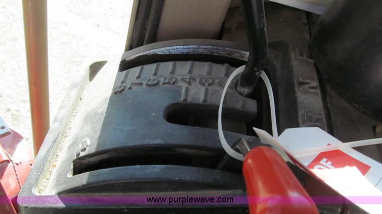 image for item E3672 1992 John Deere 670B motor grader