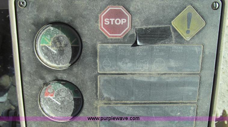 image for item E3672 1992 John Deere 670B motor grader