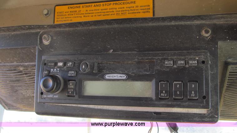 image for item E3672 1992 John Deere 670B motor grader