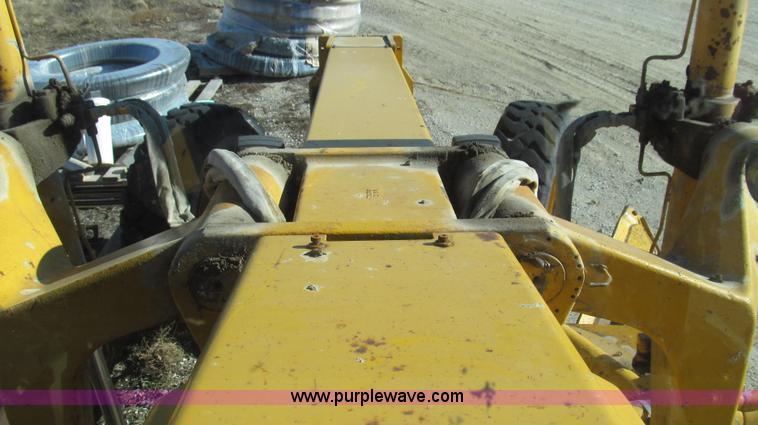 image for item E3672 1992 John Deere 670B motor grader