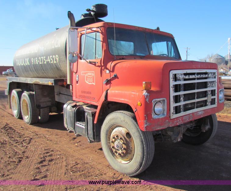 image for item E8299 1984 International F2200 semi truck