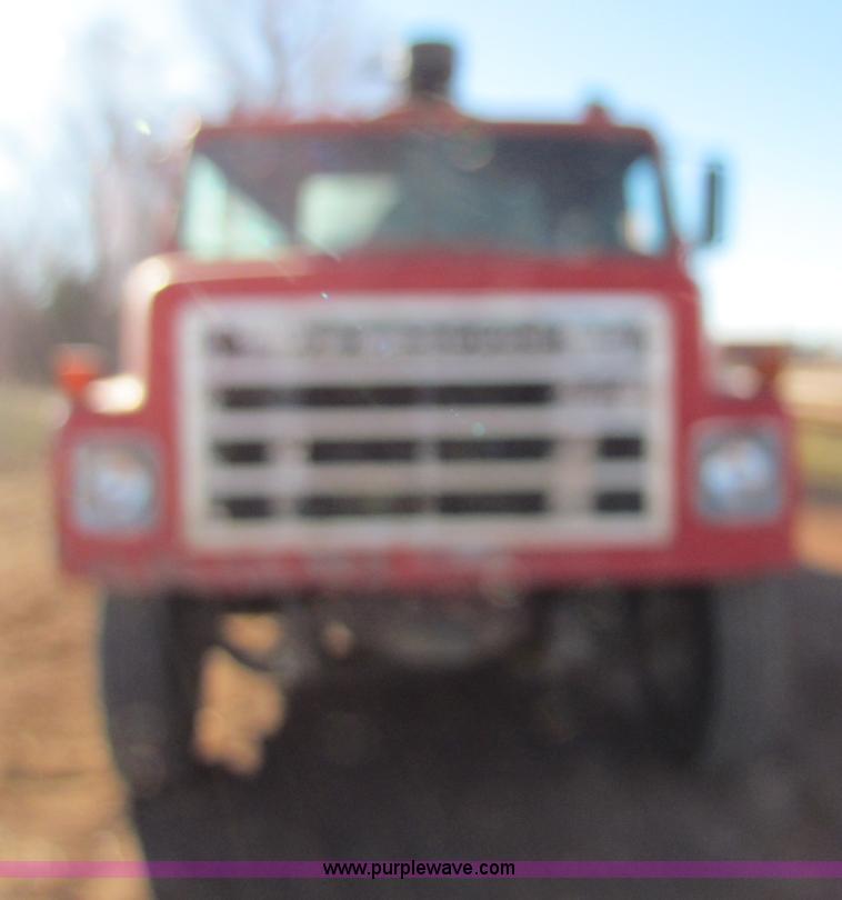 image for item E8299 1984 International F2200 semi truck