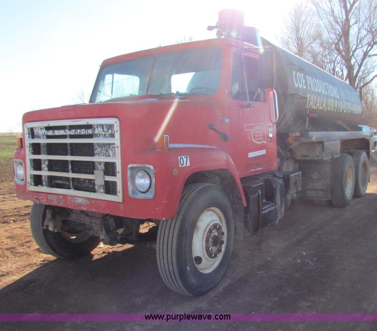 image for item E8299 1984 International F2200 semi truck