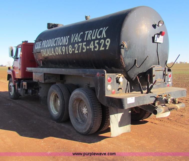 image for item E8299 1984 International F2200 semi truck