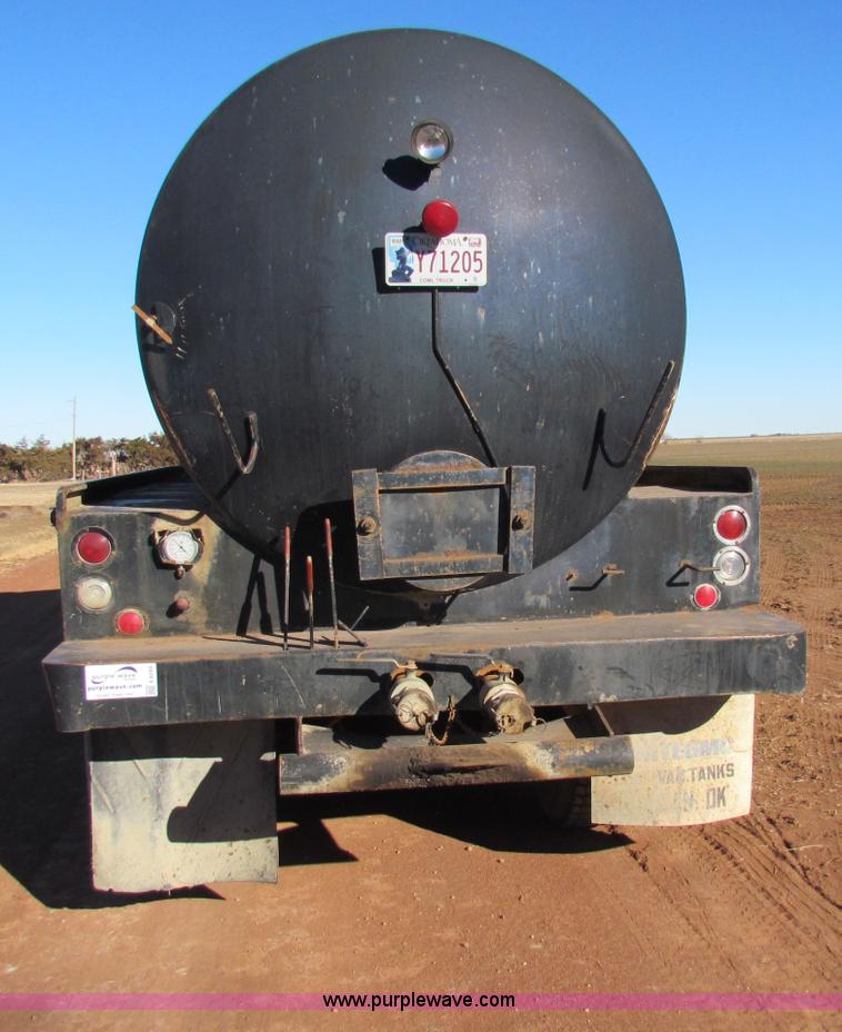 image for item E8299 1984 International F2200 semi truck