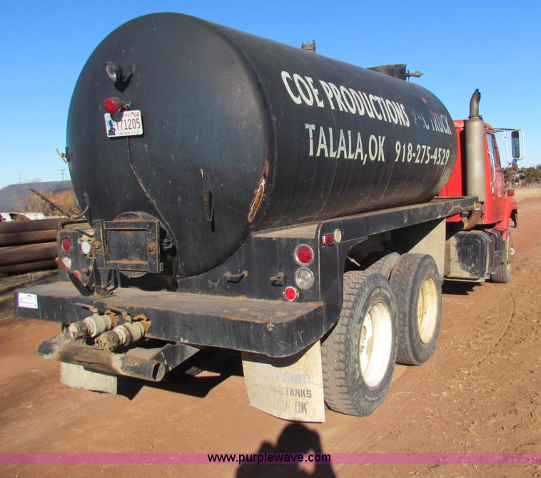 image for item E8299 1984 International F2200 semi truck