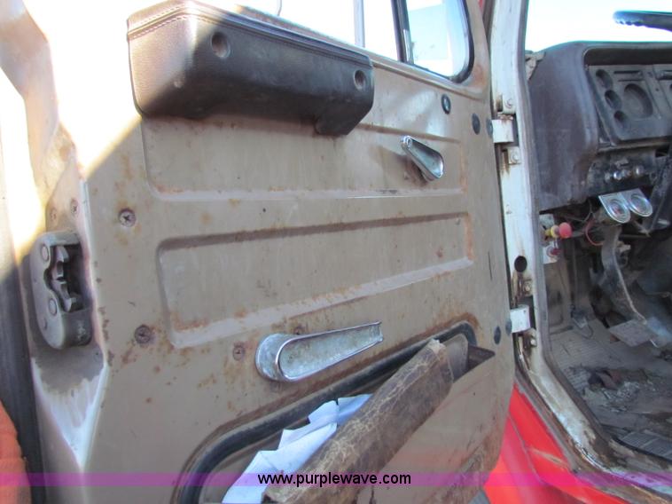 image for item E8299 1984 International F2200 semi truck